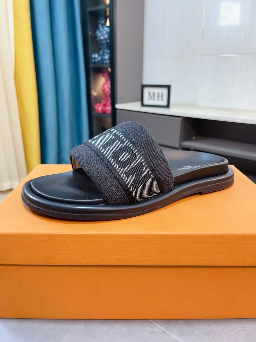 Ex-factory price 360🌹🌹 (lv-Louis Vuitton) New men's slippers, high-end boutique, exquisite embossed logo decoration on the upper, fine workmanship, super soft soles, casual, loose and comfortable, a must-have in summer! \nsize：38-44